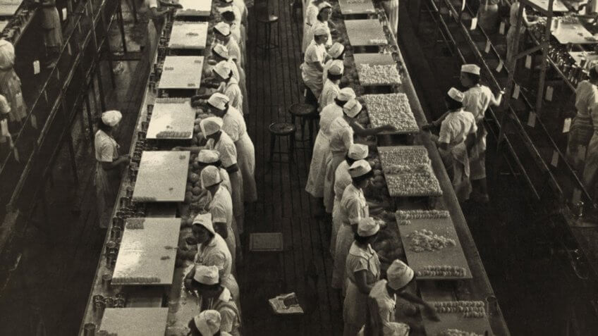 Women working in a grapefruit canning factory at Winter Haven, Florida.