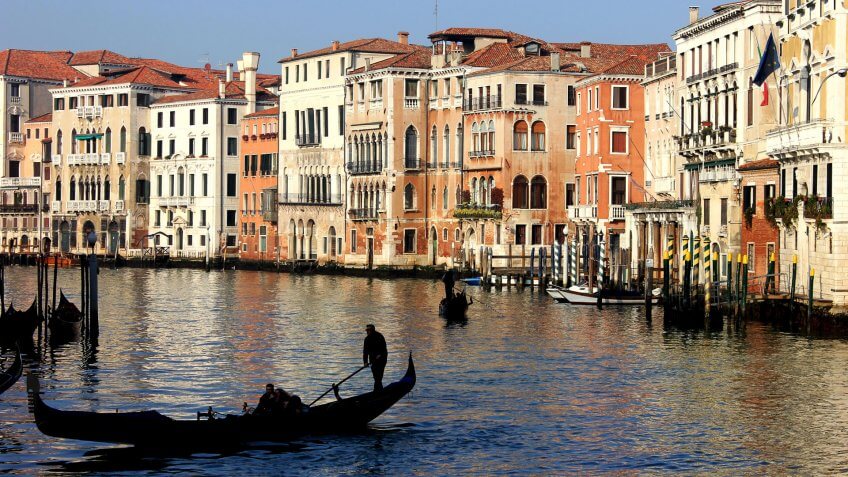 How Much to Tip When Traveling to These 25 Countries, venecia