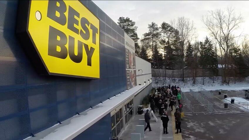 people lined up at best buy