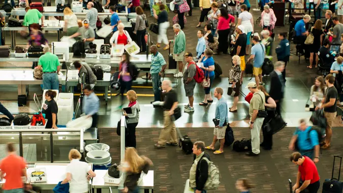 airport-security-line