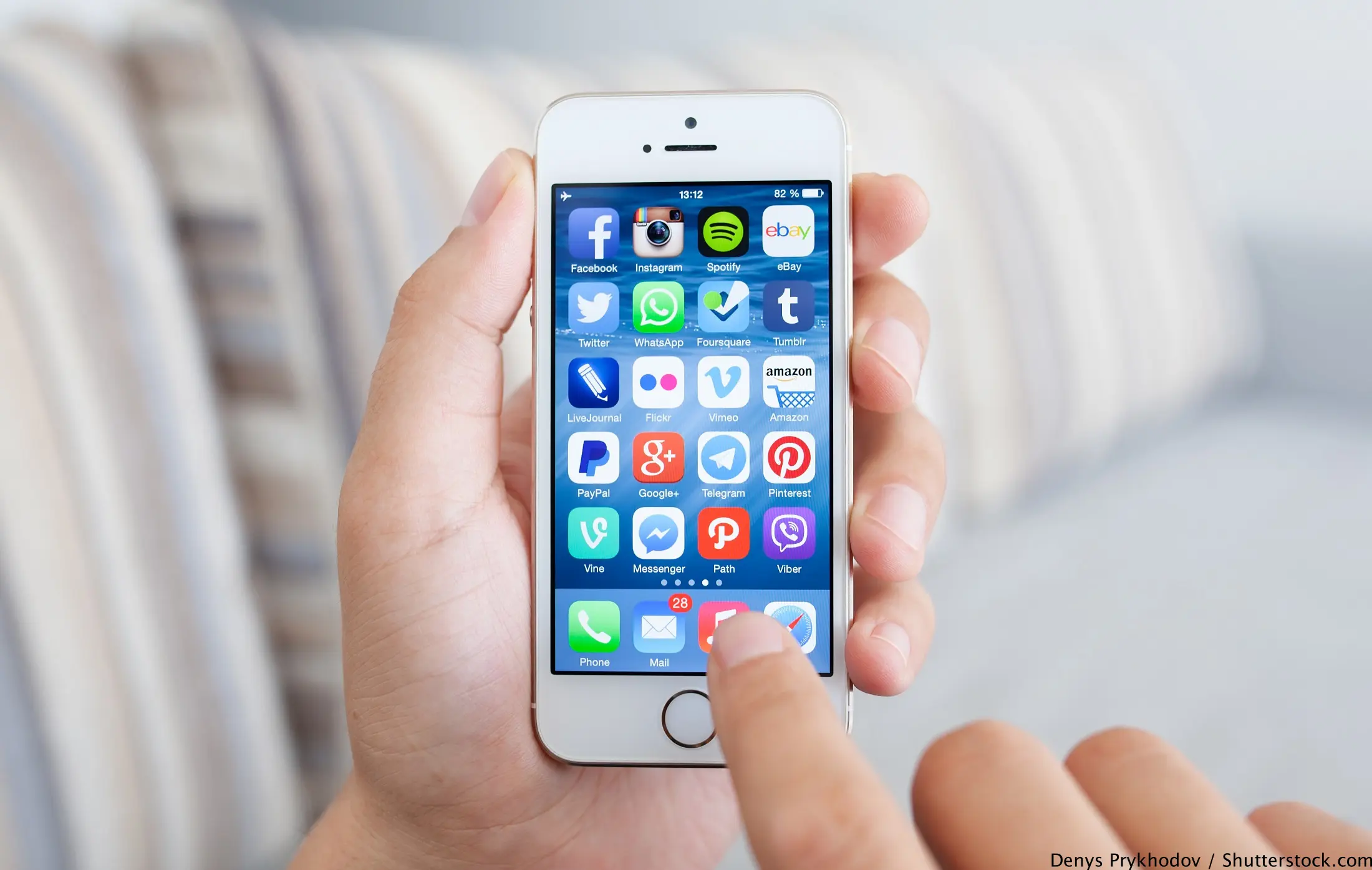 Facebook Vs. Twitter: Which Stock Will Surge Ahead in 2016?