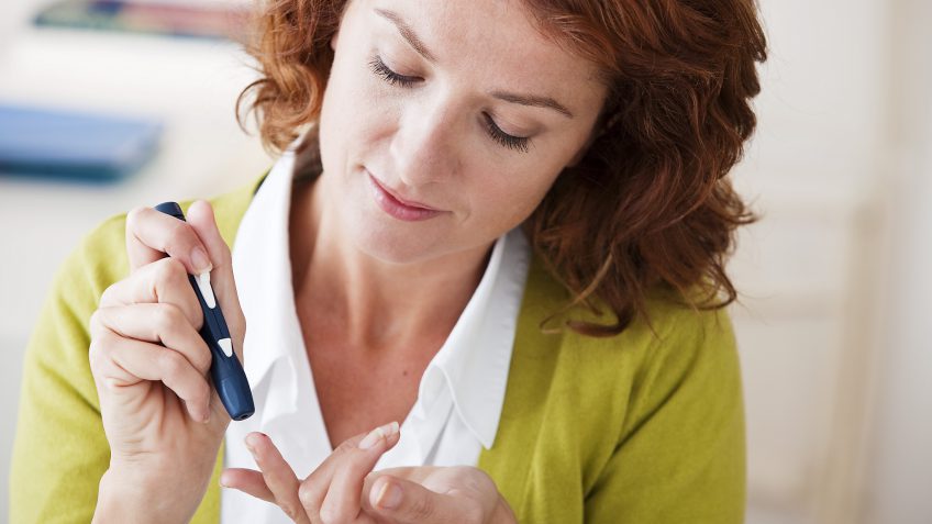 diabetic woman testing her blood sugar