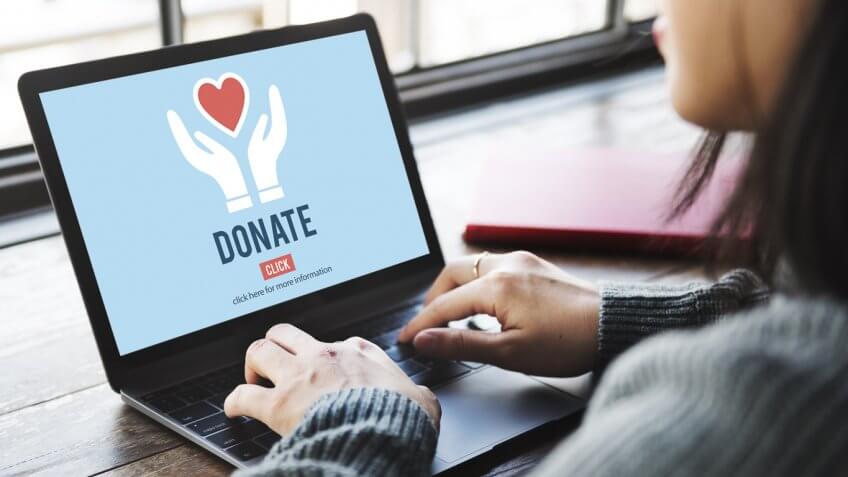 woman on a donation website on her laptop