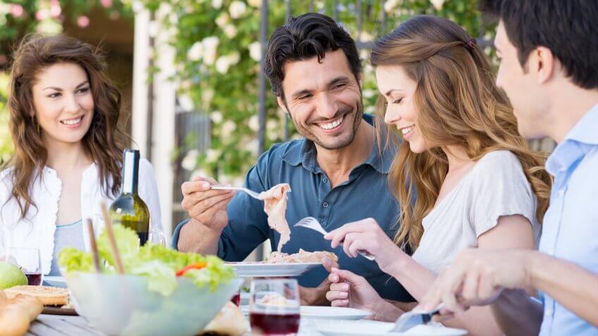 couple eating lunch