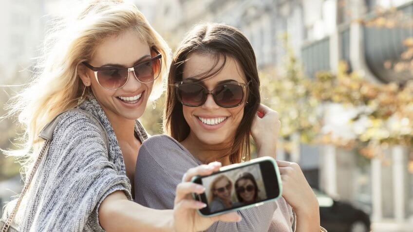 taking a selfie with best friend