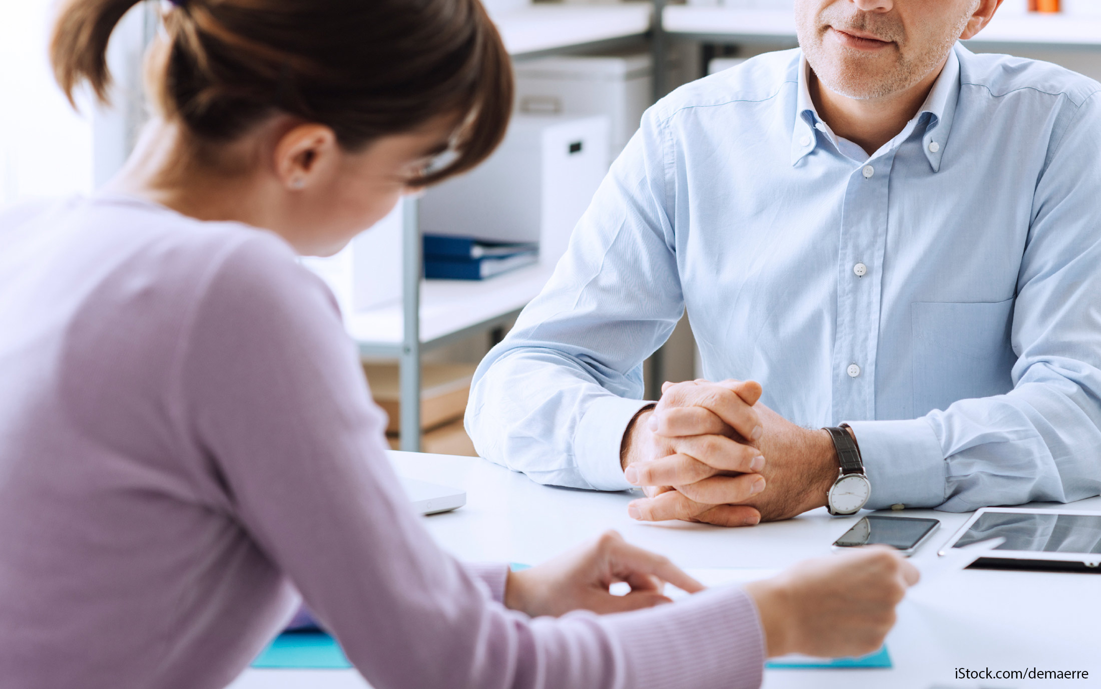 Сговор на торгах. Общение картинки. Бизнес консультация. Эксперты считают. Банковский работник и клиент.