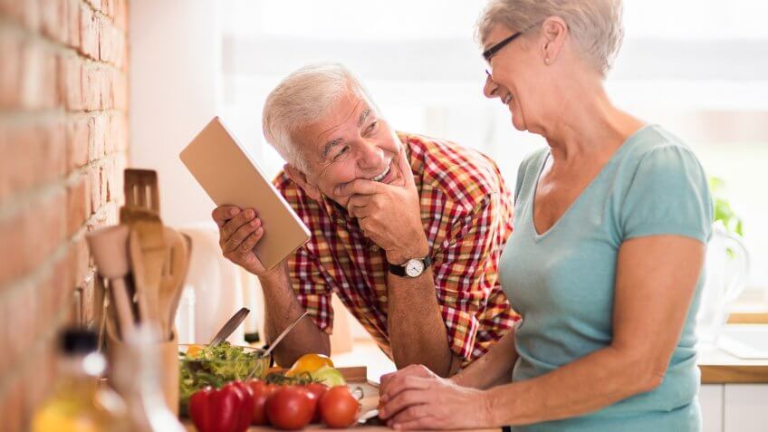 How a CD Account Compares With a Roth IRA