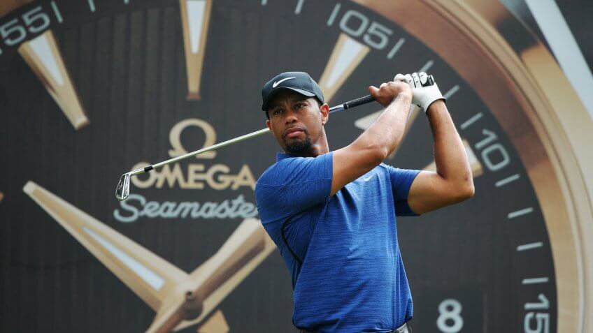 DUBAI, UNITED ARAB EMIRATES - FEBRUARY 02: Tiger Woods of the United States tees off on the 7th hole during the first round of the Omega Dubai Desert Classic at Emirates Golf Club on February 2, 2017 in Dubai, United Arab Emirates.