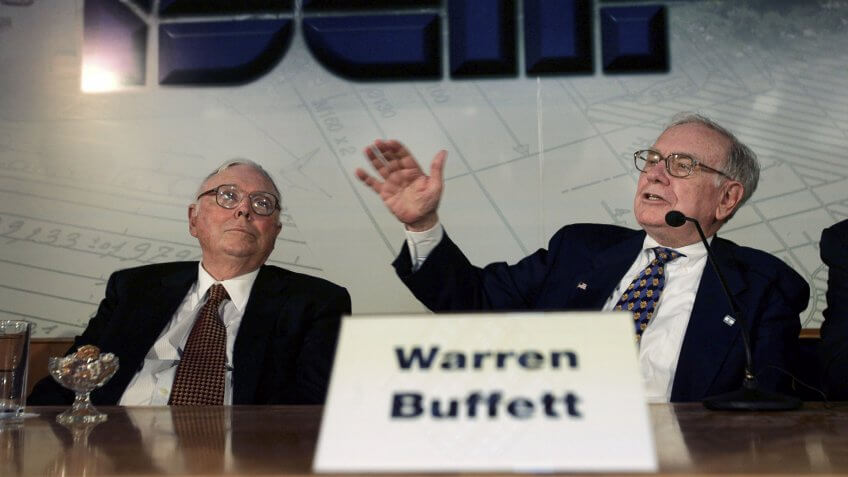 TEFFEN, ISRAEL - SEPTEMBER 18: American billionaire investor Warren Buffett (R) gives a press conference with his business partner Charlie Munger at the Iscar Metalworking headquarters September 18, 2006 in the Teffen industrial zone in northern Israel.