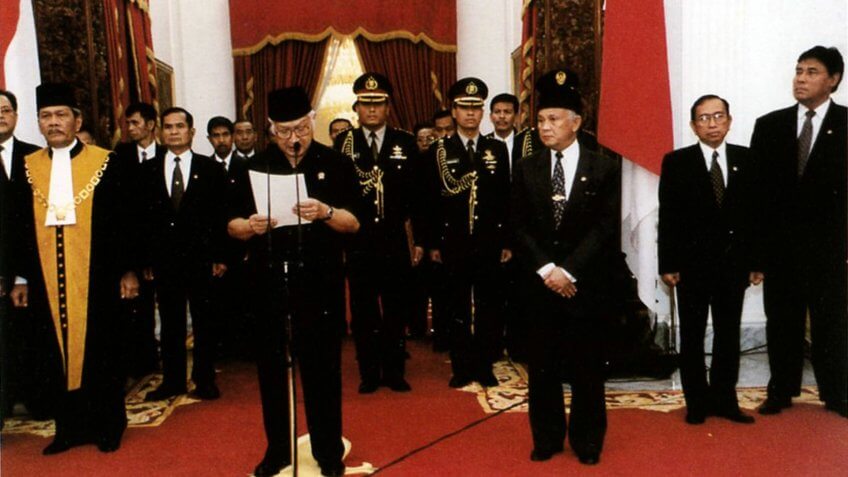 Suharto resigns