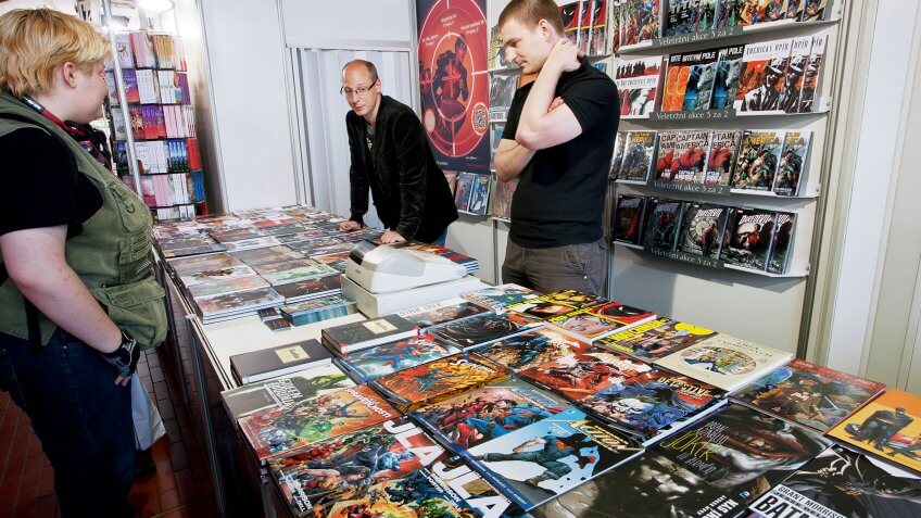 Negotiate comic book prices. patrons browsing comic books