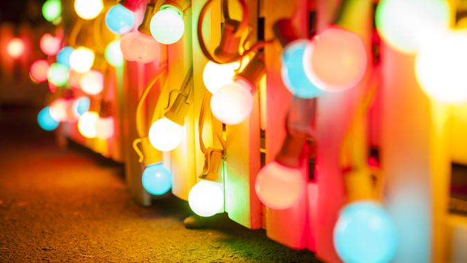 colorful-lightbulbs-Bhakpong-