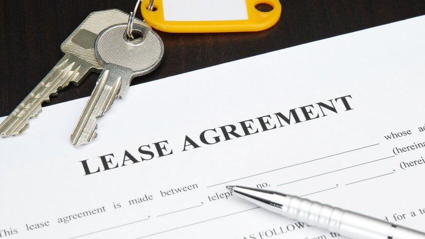 lease agreement form with pen and keys