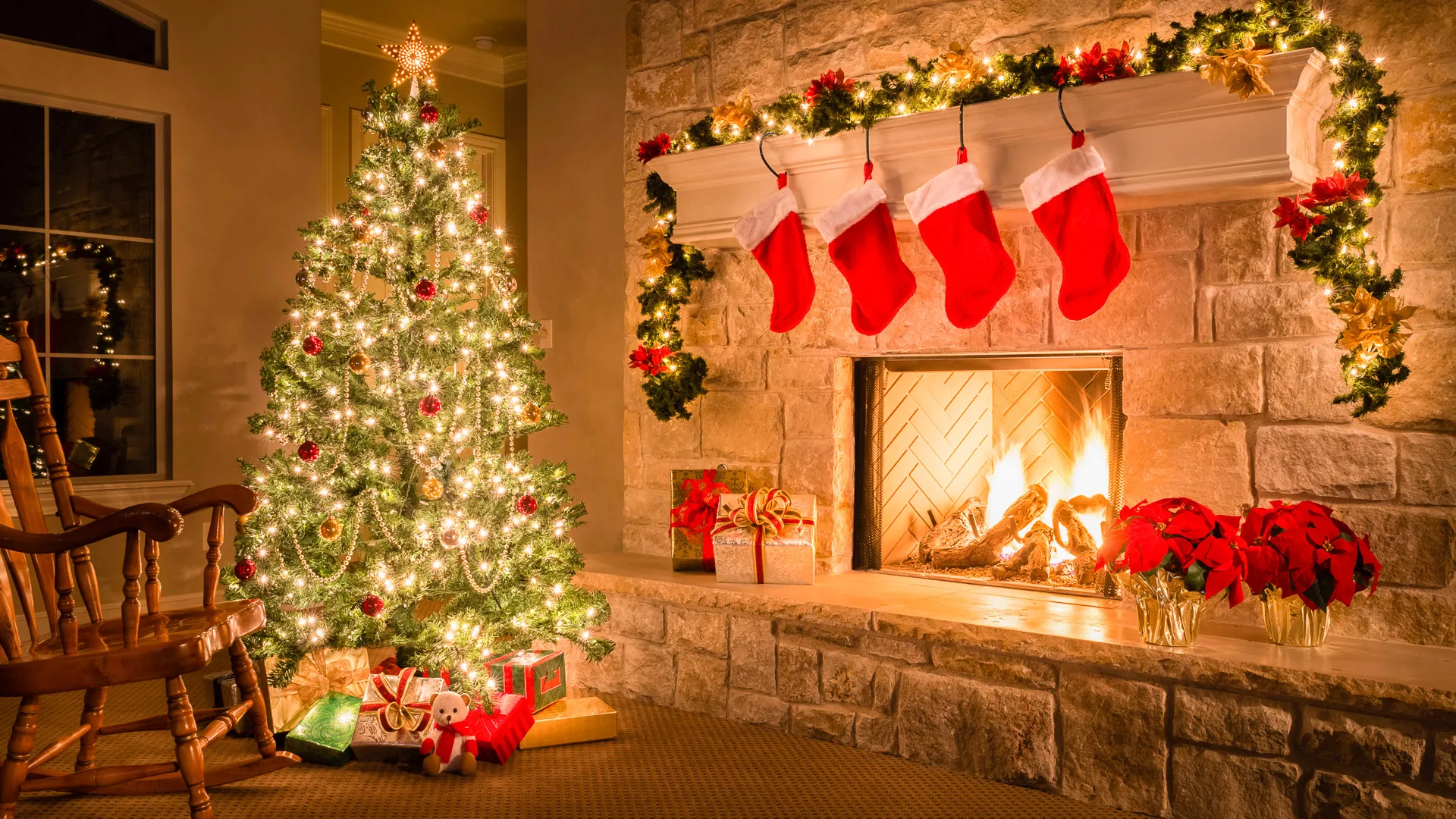 发光的圣诞壁炉,客厅,树,长袜挂在壁炉架,壁炉。