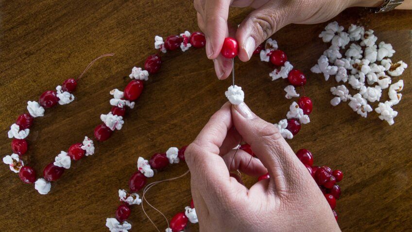 make-popcorn-cranberry-garlands