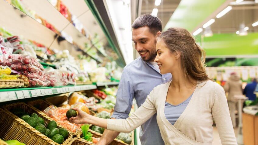 couple-produce-shopping