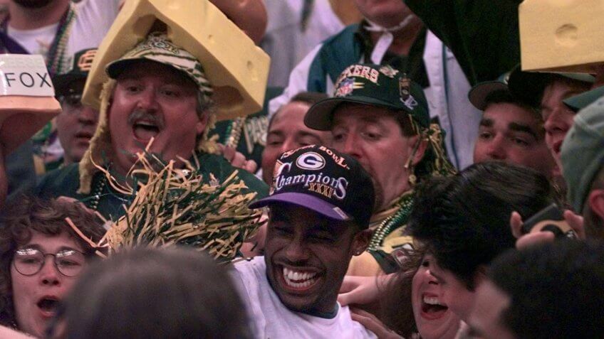 HOWARD Green Bay Packers' Desmond Howard, center foreground, celebrates with Packers fans after his team defeated the New England Patriots 35-21 to win Super Bowl XXXI in New Orleans .