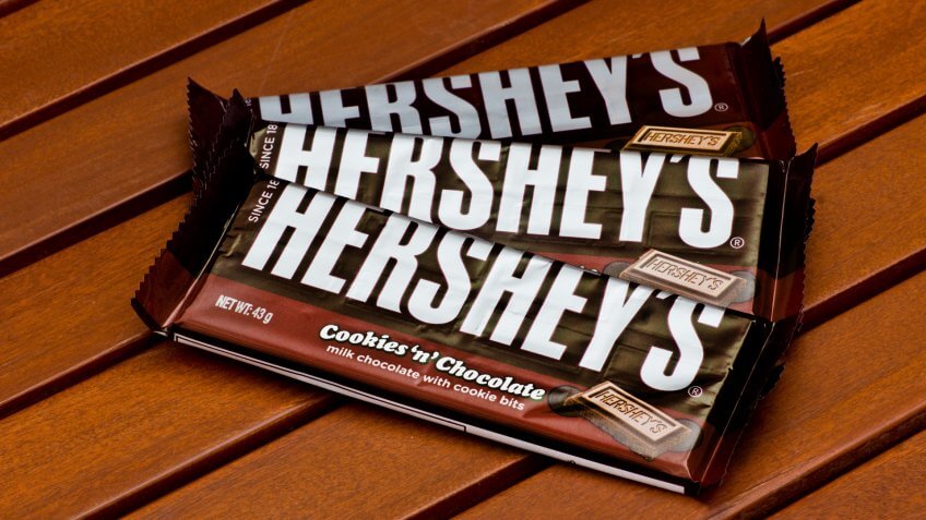 ZAGREB , CROATIA - NOVEMBER 19 , 2014 : American Hershey's chocolate bar cookies 'n' chocolate on the table ,product shot.
