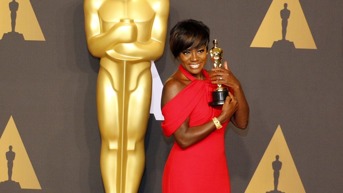 viola Davis posing with her oscar award