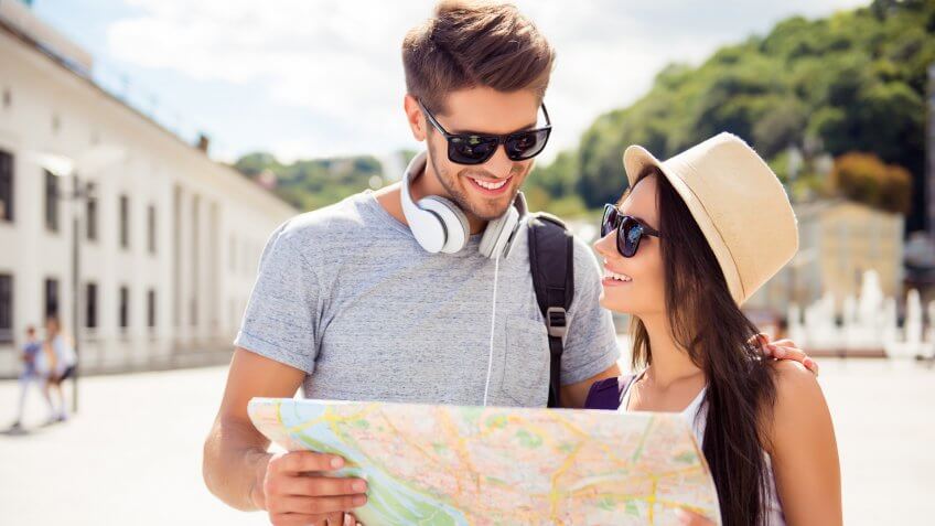 couple-traveling-vacation