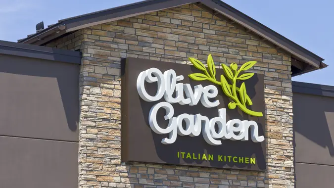 the outside of an Olive Garden restaurant
