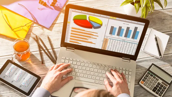 Here’s How Ramit Sethi Would Invest $1K — Should You Follow His Advice?