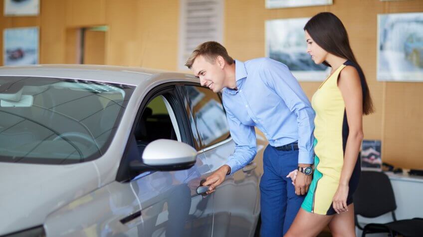 married-couple-buying-car
