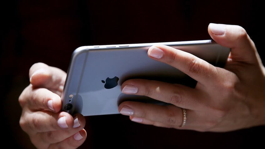 CUPERTINO, CA - SEPTEMBER 09: A member of the media inspects the new iPhone 6 during an Apple special event at the Flint Center for the Performing Arts on September 9, 2014 in Cupertino, California.