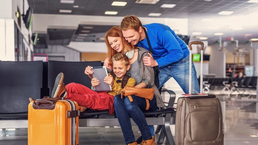 family-traveling-airport