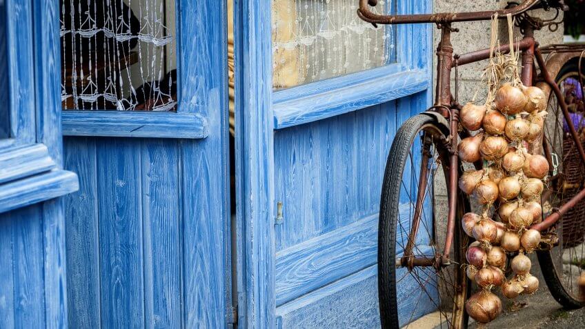 Bicycle with pink onion braid of Roscoff.