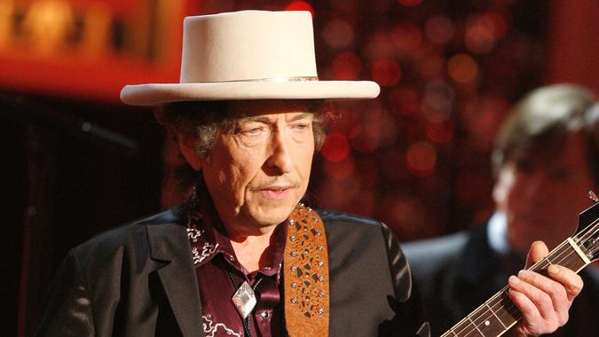 CULVER CITY, CA - JUNE 11: Musician Bob Dylan Performs onstage during the 37th AFI Life Achievement Award: A Tribute to Michael Douglas at Sony Pictures on June 11, 2009 in Culver City, California.