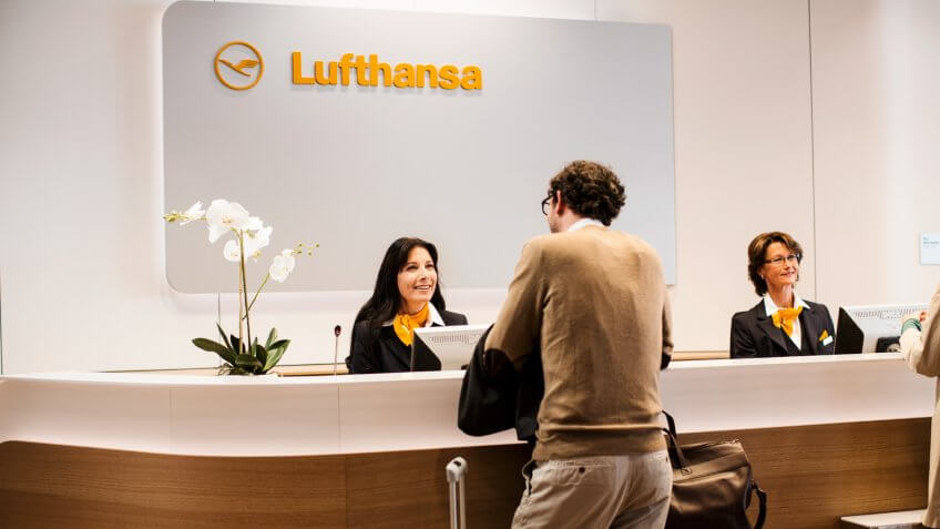 Mann am Empfangscounter // Man at the reception desk.