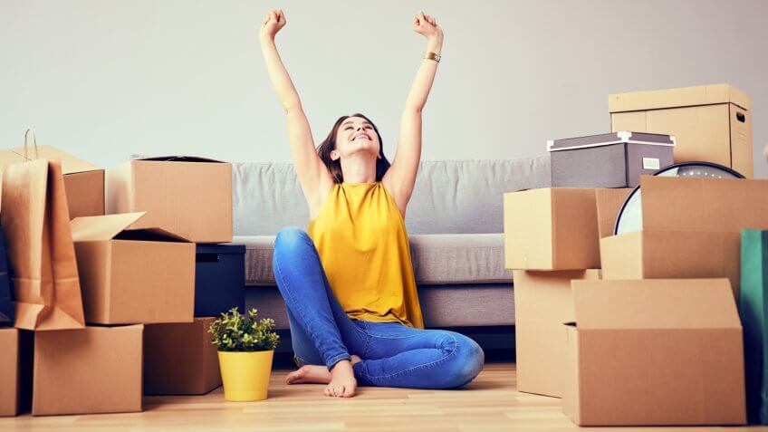 15 Reasons You Need To Downsize Your Home Gobankingrates Hy Young Woman Moving To New Home Having Fun