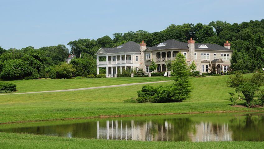 Beautiful Southern Style Homes on a pond - Typical of Kentucky and the southern US states.