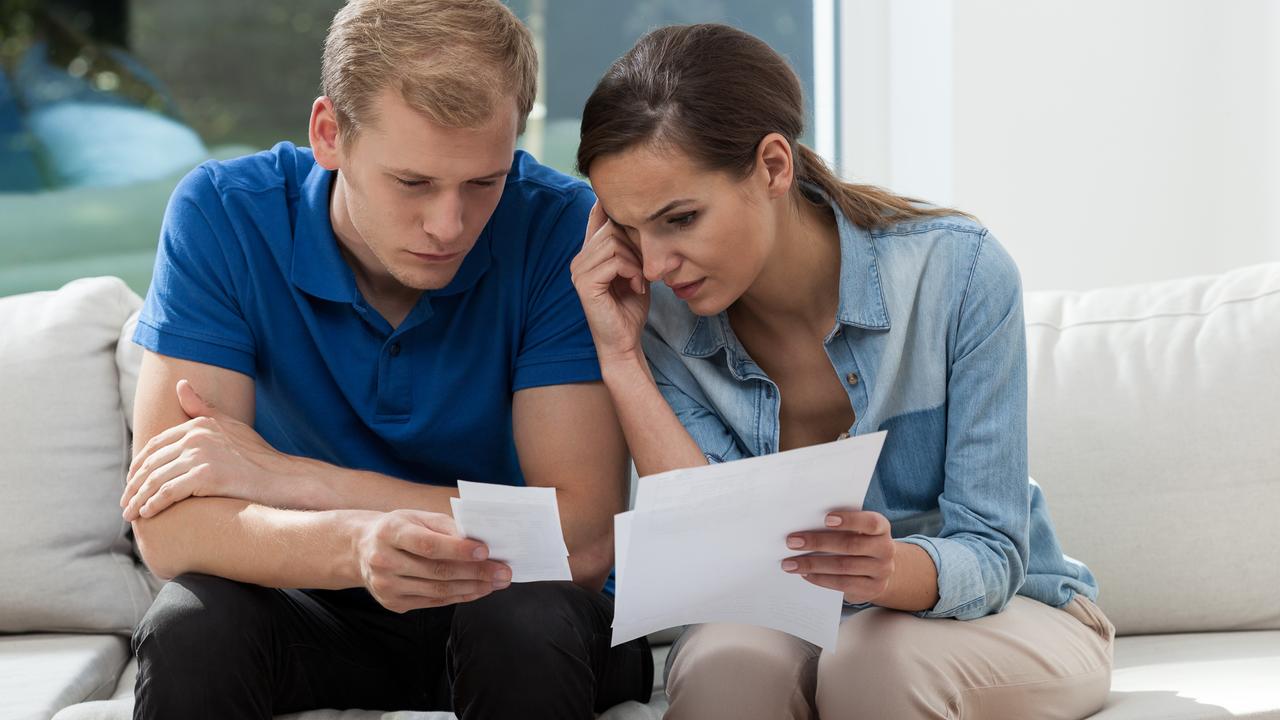 couple-reviewing-expenses