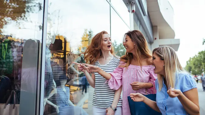9 Biggest Differences Between the Spending Habits of the Middle Class and the Poor 9 Biggest Differences Between the Spending Habits of the Middle Class and the Poor