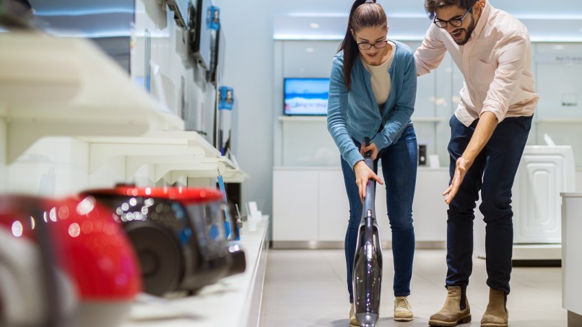 couple-shopping-for-vacuums