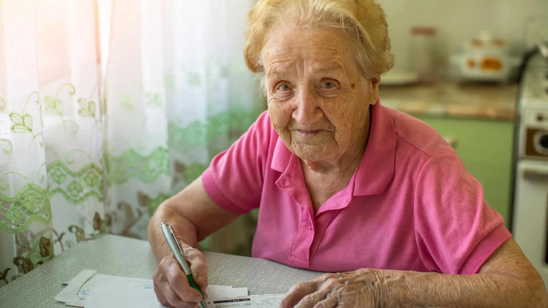 一位老妇人在填写水电费账单。