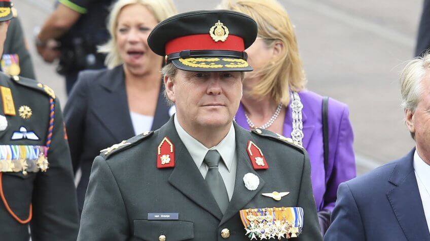 King Willem-Alexander and his entourage arrive on veterans day in the Hague.