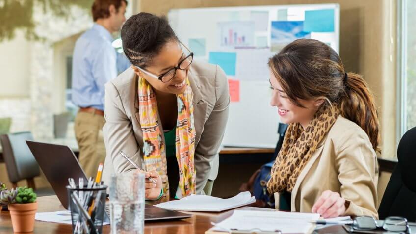 businesswomen discuss something in the office