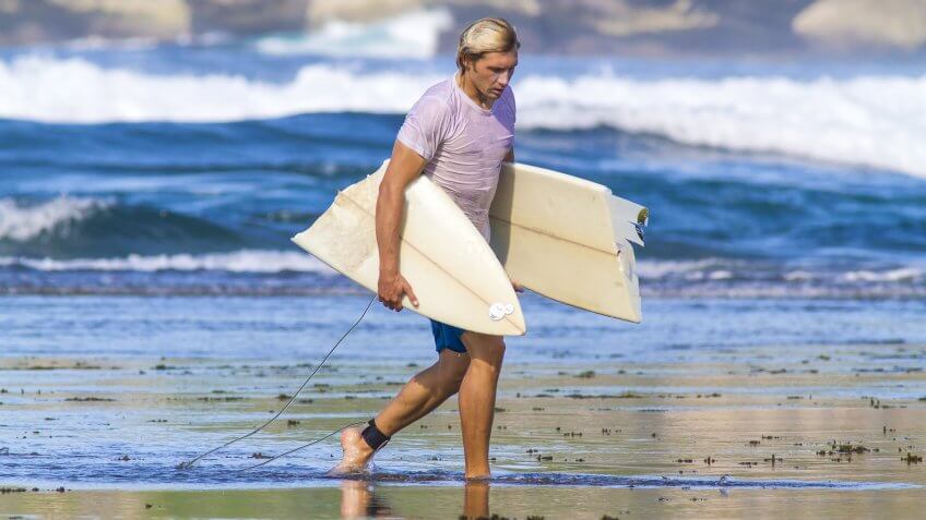 surfer-broken-surfboard