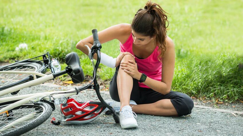 young-woman-pain-knee-when-fallen