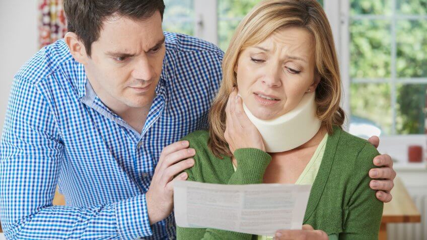 couple-reading-letter-respect-wifes-neck