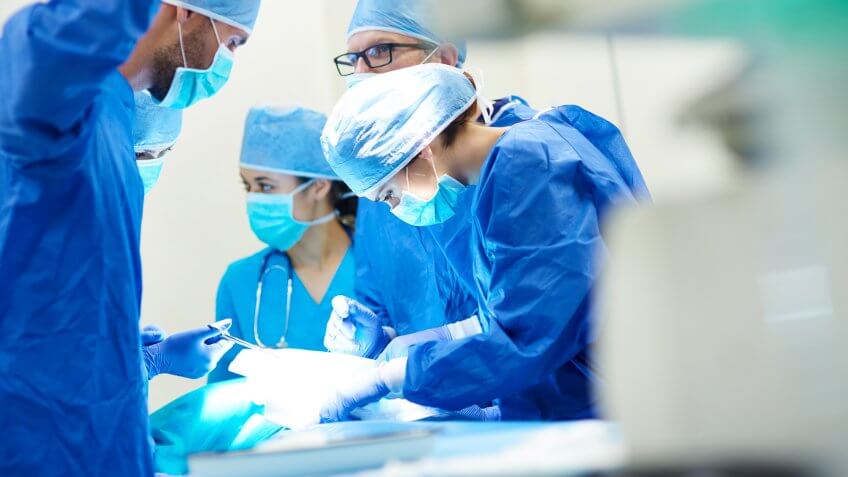 close-surgery-team-operating