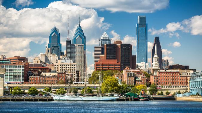 USA, Pennsylvania, Philadelphia cityscape and Delaware River.