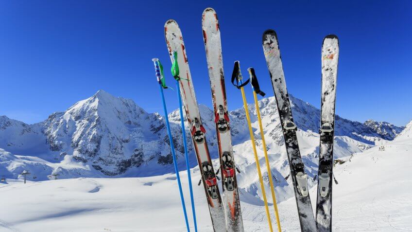 skis
