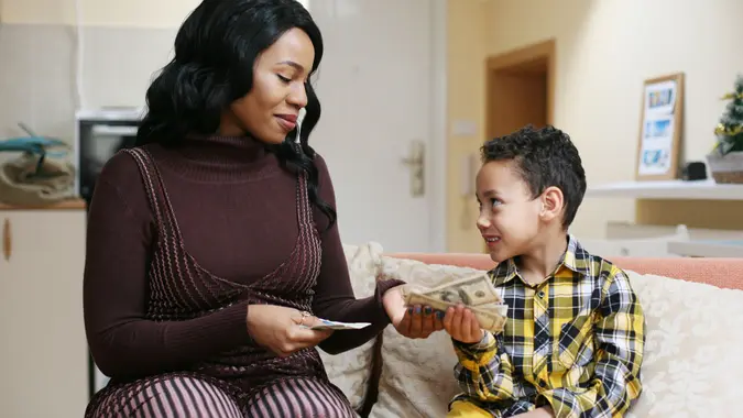 mom-giving-kid-money