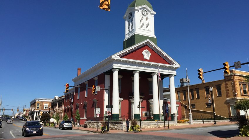 The Jefferson County Court House at the intersection of West Virginia State Route 115 (George Street) and West Virginia State Route 51 (Washington Street) in Charles Town, Jefferson County, West VirginiaDate 27 September 2016.