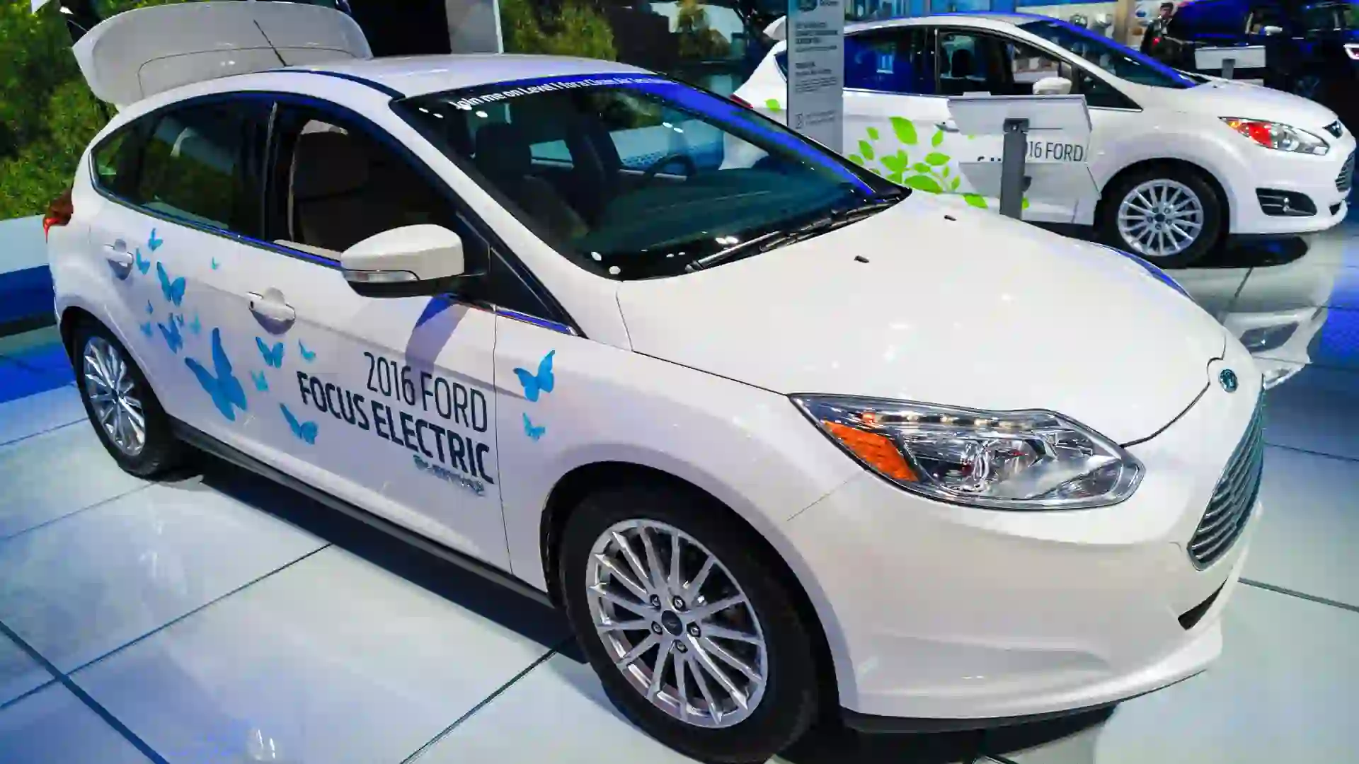 Here’s How Much You’ll Really Save Driving a Hybrid vs. Gas Car Over 5 Years