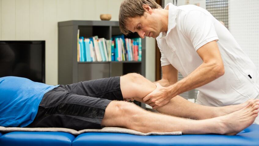 A typical knee test: The so-called "Lachmann-Test".